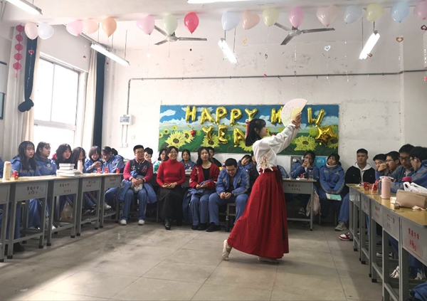 張燈結(jié)彩慶元旦  酣歌曼舞迎新年 ——咸陽渭城中學(xué)校園文化藝術(shù)節(jié)暨2020元旦 班級(jí)文化聯(lián)歡會(huì)精彩呈現(xiàn)