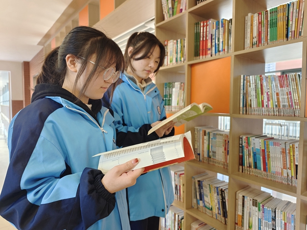 咸陽渭城中學“開放圖書長廊”讓書韻飄香滿校園